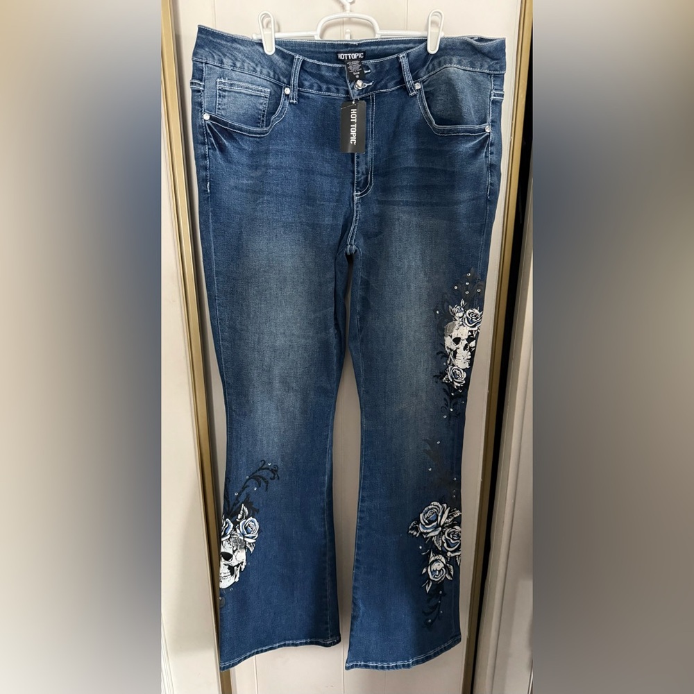 🆕 Hot Topic Dark Indigo Skull Rose Rhinestone Flare Denim Pants Plus Size 18 - Picture 4 of 12